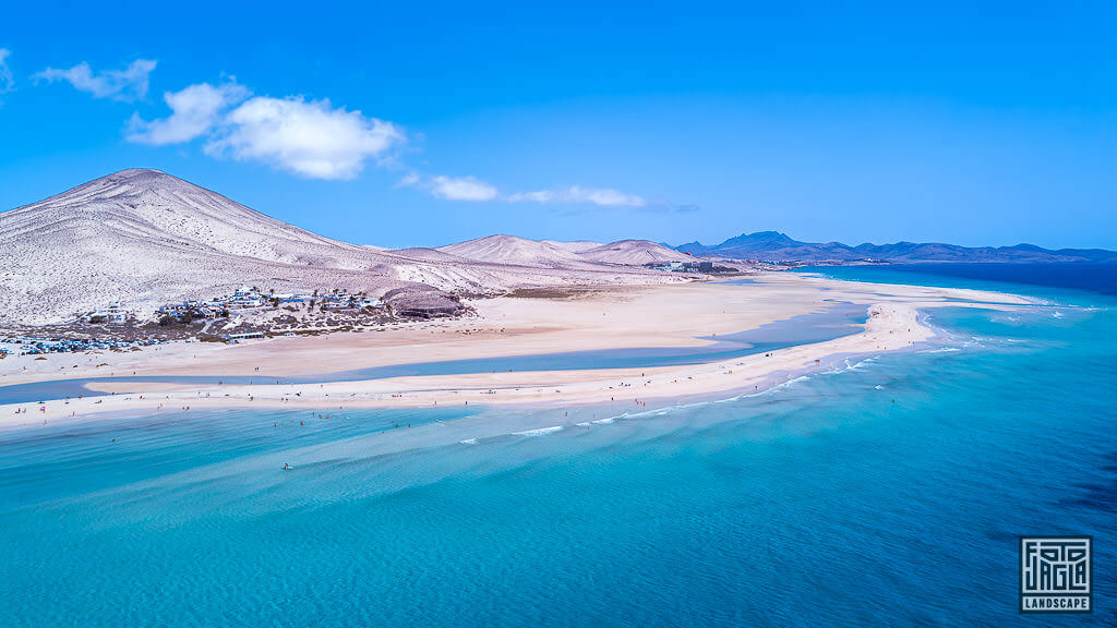 Drohnenaufnahme der Strände Playa de la Barca und Playa de Sotavento de Jandía in Fuerteventura in Spanien