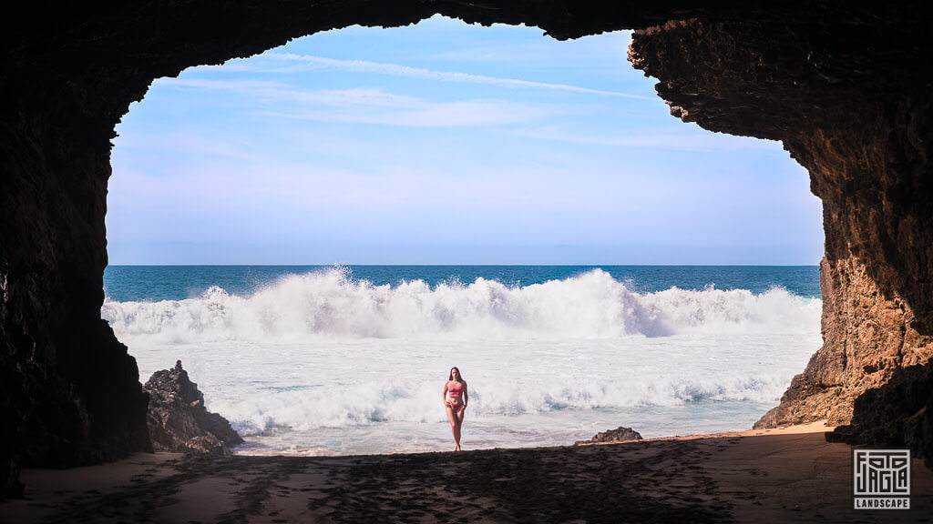 Höhle am Playa de la Solapa in Fuerteventura in Spanien