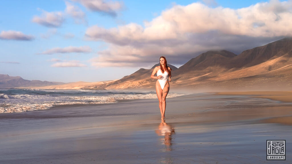 Sexy Fotoshooting einer Rothaarigen Frau im weißen Badeanzug am Strand Playa de Cofete in Fuerteventura in Spanien