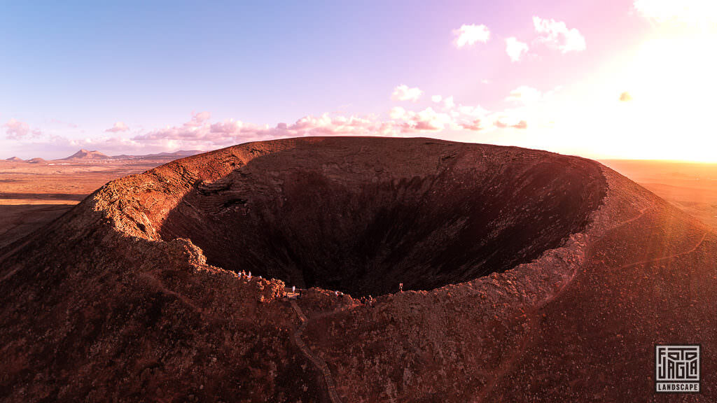 Drohnenaufnahme des Vulkans Calderón Hondo zum Sonnenuntergang in Fuerteventura in Spanien