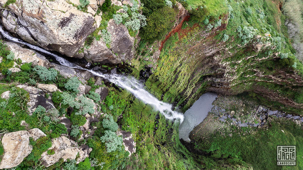 Wasserfall am Miradouro da Garganta Funda auf Madeira in Portugal