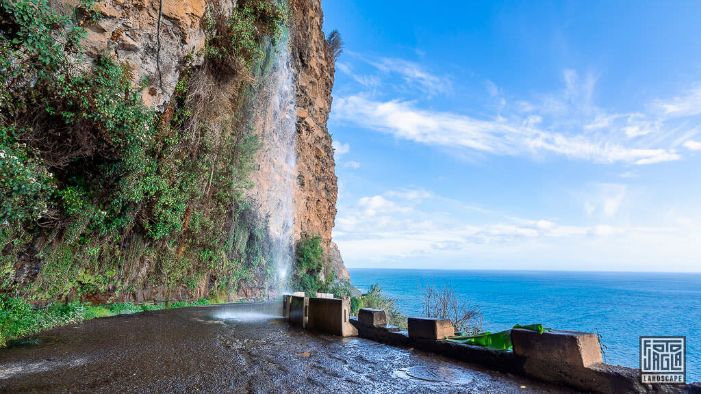 Cascata dos Anjos - Der Wasserfall der auf die Straße fällt in Madeira