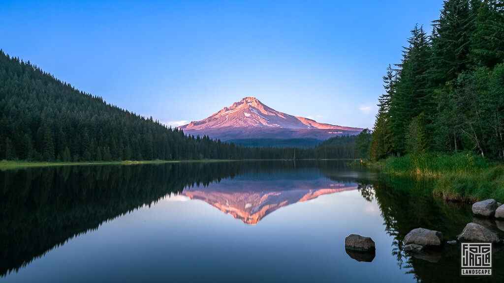 Mount Hood spiegelt sich im Trillium Lake zum Sonnenuntergang im Mt Hood National Forest in Oregon
