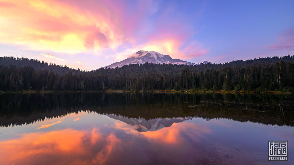 Der Mt Rainier im Mount Rainier National Park spiegelt sich im Reflection Lake zum Sonnenuntergang in Washington