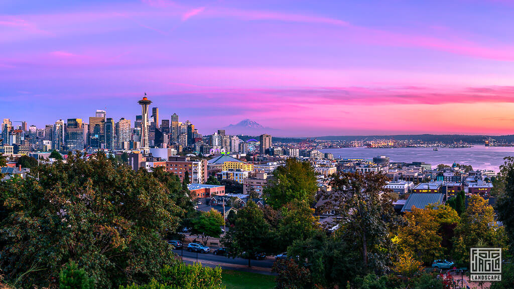 Seattle Skyline in Washington mit Blick auf das Space Needle vom Kerry Park zum Sonnenuntergang