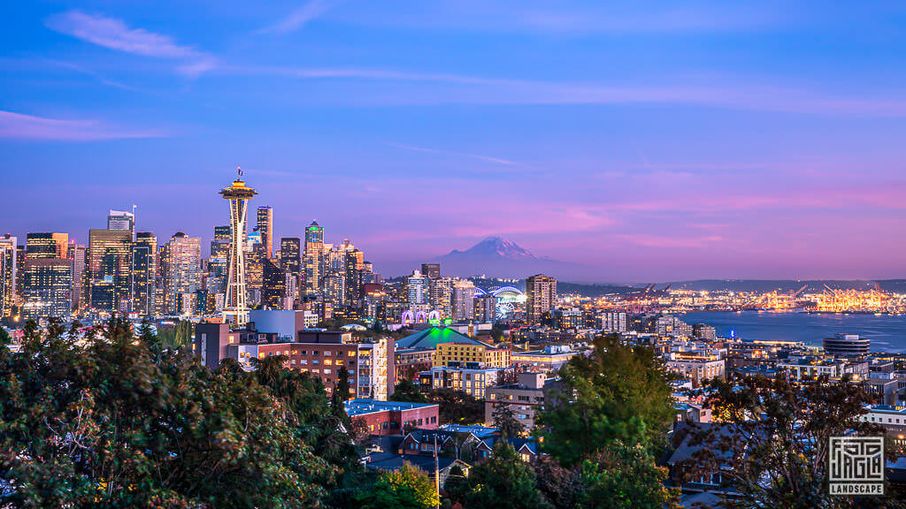Seattle Skyline in Washington mit Blick auf das Space Needle vom Kerry Park zum Sonnenuntergang