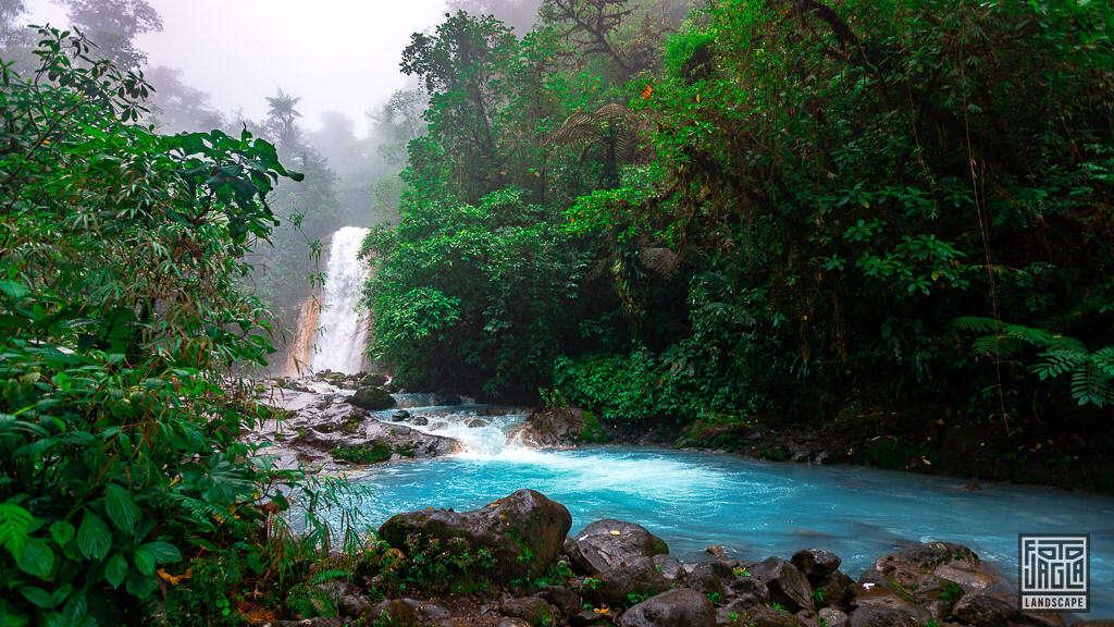 Blue Falls of Costa Rica - Pozu Azul Wasserfall Blue Falls of Costa Rica - Pozu Azul Wasserfall