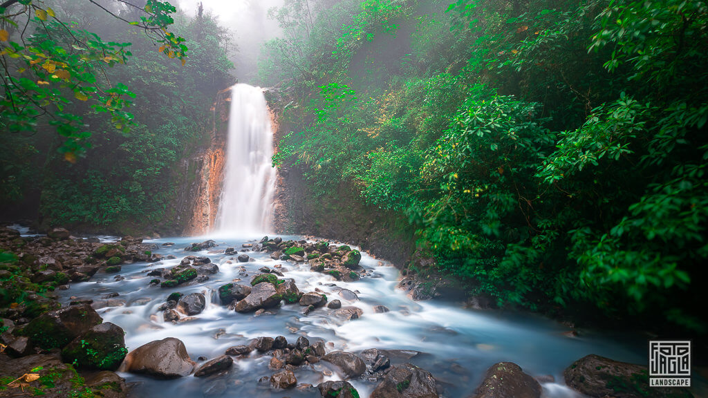 Blue Falls of Costa Rica - Pozu Azul Wasserfall Blue Falls of Costa Rica - Pozu Azul Wasserfall
